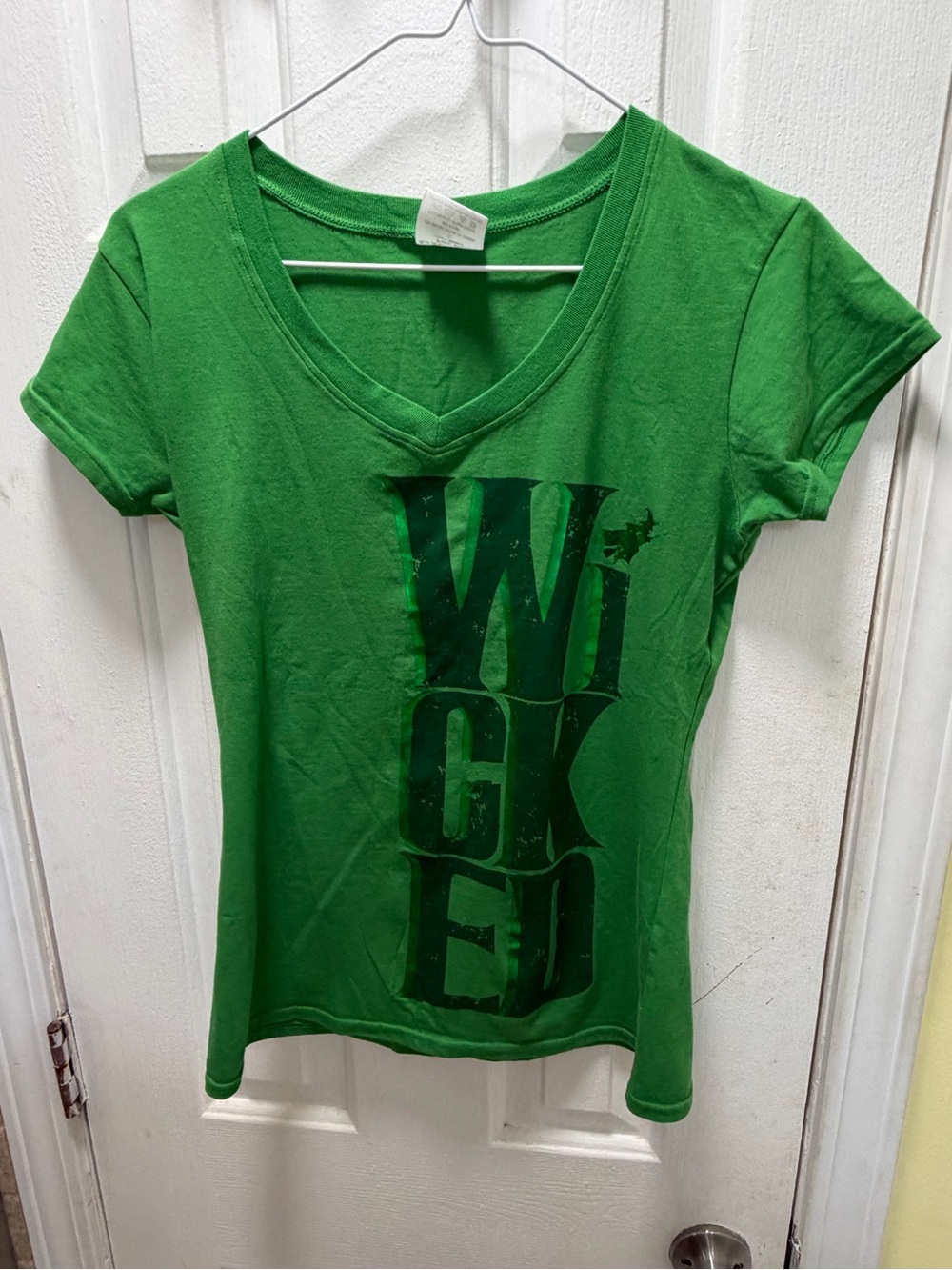 Wicked the Musical Broadway "Green for Good" V-Neck Graphic Tee Size L